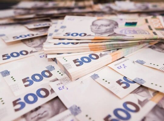 Куди можна інвестувати 10 000 гривень у 2023 році: три ідеї